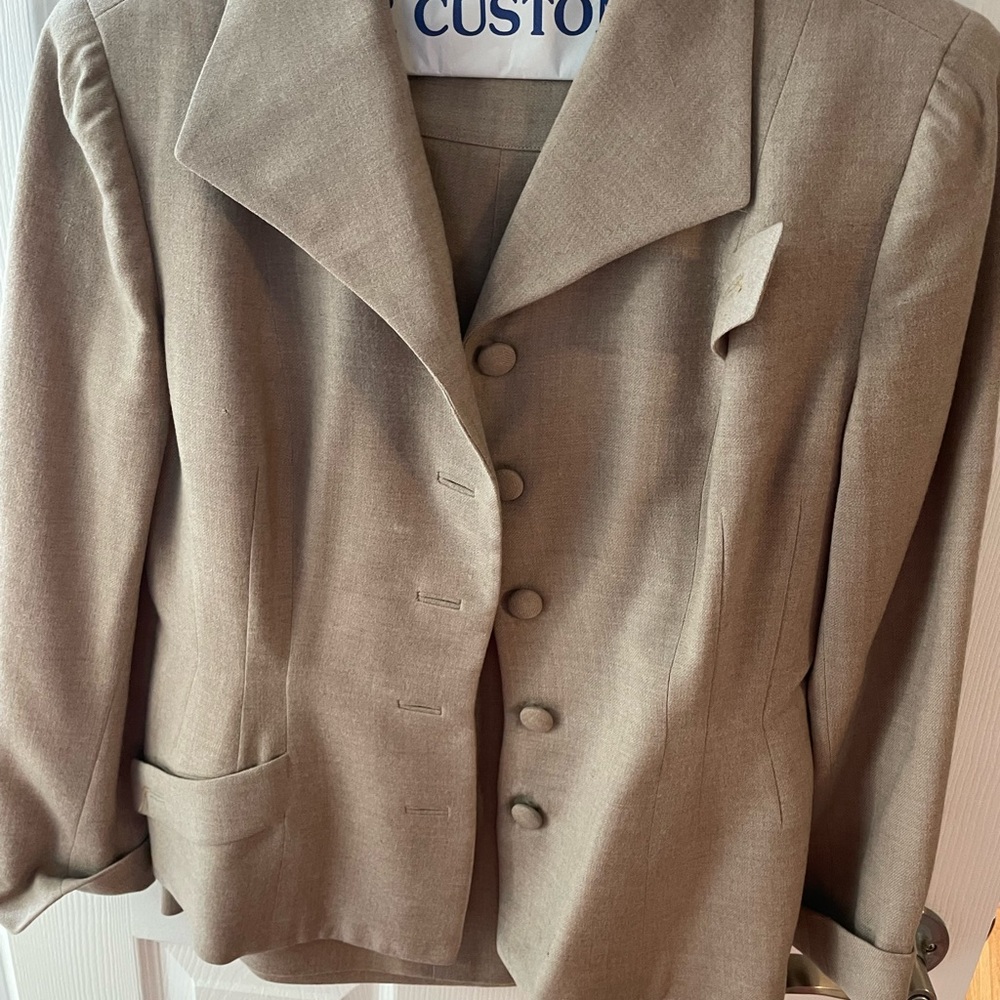 Vintage wool suit, size 4